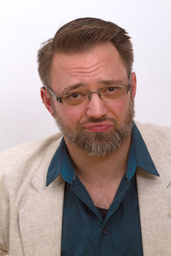 Mann macht Grimassen