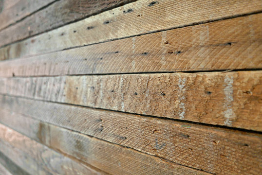 Holzwand aus Recycling-Planken