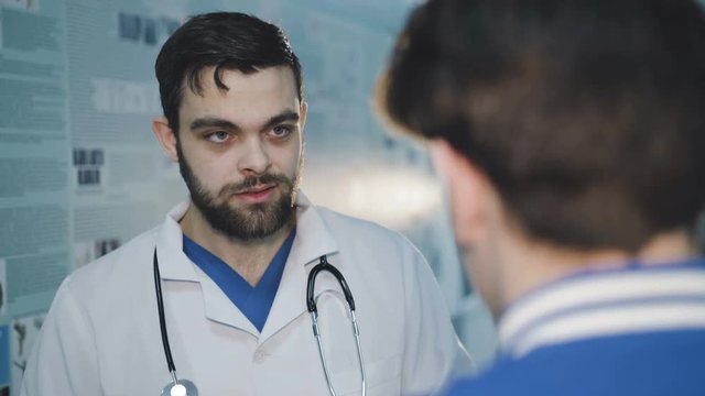 Consultation between the doctor and patient. 4K