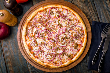 Pizza with tuna and red onion