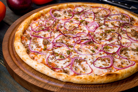 Pizza with tuna and red onion