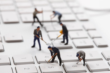 パソコンとミニチュア人形の作業員