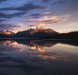 Fototapeta na wymiar A stunning sunset over Maligne Lake of Jasper National Park