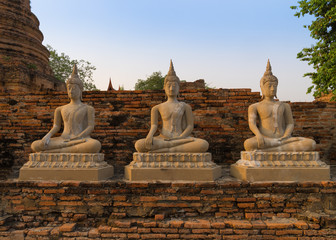 Fototapeta na wymiar Old buddha statue, Selective focus