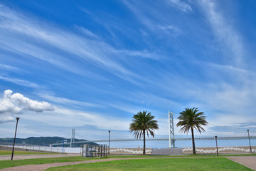 Fototapeta na wymiar マリンピア神戸と明石海峡大橋