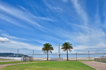 マリンピア神戸と明石海峡大橋