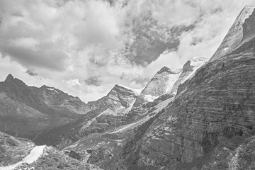Wspaniała scena ośnieżonych gór znajduje się w Tybecie w Chinach - 194676781