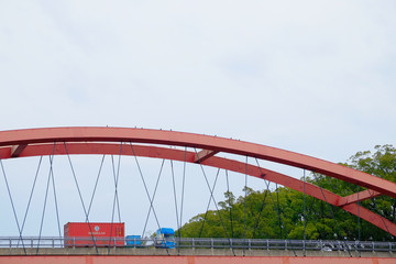 福岡県筑後市　矢部川の赤い橋と赤いトラック