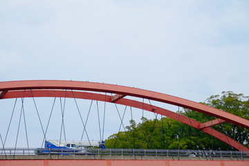 Fototapeta premium 福岡県筑後市 矢部川の赤い橋と青い重機
