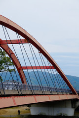 福岡県筑後市　矢部川の赤い橋と自動車
