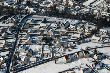 vue aérienne de la ville de Juziers sous la neige dans les Yvelines en France