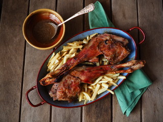 cordero asado con patatas fritas
