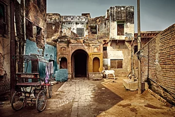 Deurstickers Oude straat van de heilige Indiase stad Vrindavan. Uttar Pradesh, India. © Dmitry Yakovtsev
