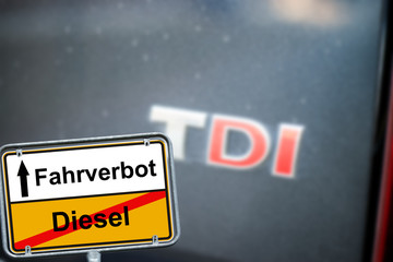 Fahrverbot / Ortsschild mit den Worten Diesel und Fahrverbot