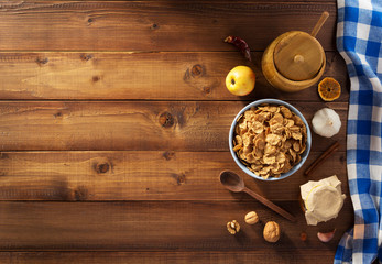 Obraz na płótnie Canvas cereal flakes and healthy food on wood