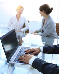 Obraz premium closeup of businessman typing on laptop.