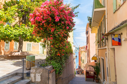 Fototapeta colorful buildings in Nice on french riviera, cote d'azur, southern France
