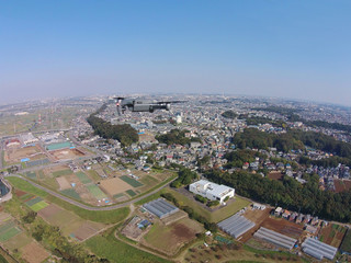 空撮中のドローン
