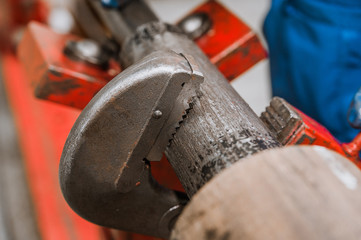 Disassembly of a pipe for drilling wells