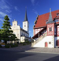 Fototapeta premium Rathaus und Kirche in Grettstadt, Landkreis Schweinfurt, Unterfranken, Bayern, Deutschland