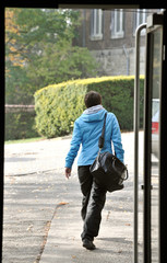 jeune adolescent homme sac sortie