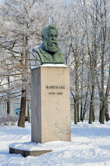 Бюст Фридриха Энгельса в саду-партере Смольного зимой. Санкт-Петербург