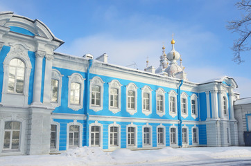 Фрагмент корпуса бывшего женского Смольного монастыря в Санкт-Петербурге зимой