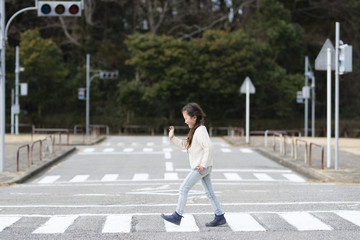 横断歩道を渡る女の子