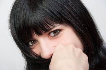 junge frau dunkelhaarig lange dunkle haare portrait