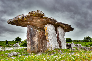Der Poulnabrone Dolmen - eine den bekanntesten Megalithanlagen in Irland.