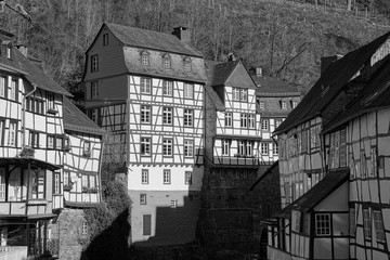 Mittelalterliches Städtchen Monschau in schwarz/weiss