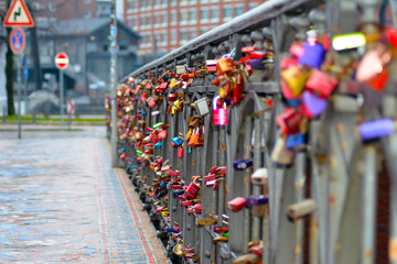 Obraz premium Padlocks on Hamburg bridge