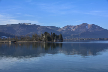 Fototapeta na wymiar landscape view of the shore of lake St Wolfgang (Wolfgangsee)