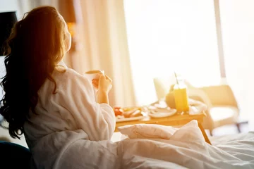 Foto op Plexiglas Ontbijt op bed, gezellige hotelkamer © fotoinfot