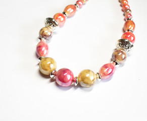 Modeschmuck: Bunte Perlenkette vor weißem Hintergrund 