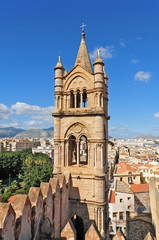 Fototapeta na wymiar Palermo dai tetti della Cattedrale