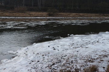 Elbe bei Bad schandau vereist am 02.03.2018