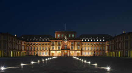 Fototapeta na wymiar Mannheimer Schloss in der Nacht