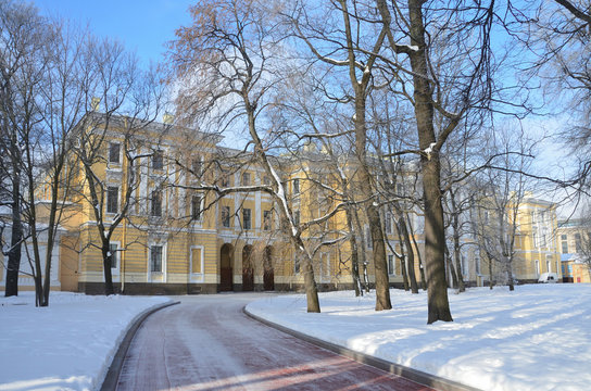 Зимний парк перед Смольным - штабом Октябрьской революции. Санкт-Петербург