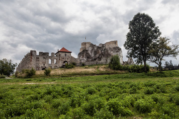 Fototapeta na wymiar Old medieval castle in Rabsztyn, Poland