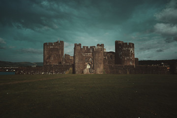 Obraz premium Caerphilley castle with cloudy sky