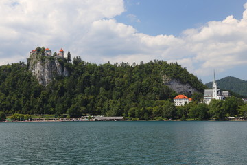 Fototapeta na wymiar Jezioro Bled Słowenia. Piękne górskie jezioro z zamkiem na skale i kościołem.
