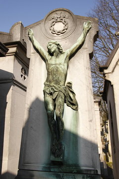 Christ sur la croix, Cimetière de Montmartre à Paris	