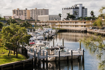 Obraz premium Boats in small marina with buildings