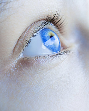 un occhio blu