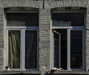 Fototapeta na wymiar Fenêtres du Faubourg Marvis à Tournai, Hainaut, Belgique