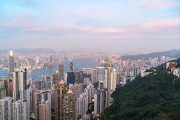 Obraz premium Hong Kong tower on sundown bird eye view from kowloon at victoria peak tower the famous view point of hongkong