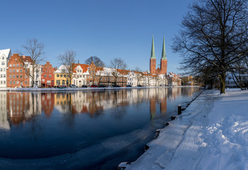 Die gefrorene Trave am Lübecker Malerwinkel