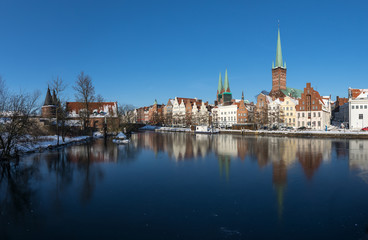 Fototapeta premium Spiegeleis an der Lübecker Obertrave