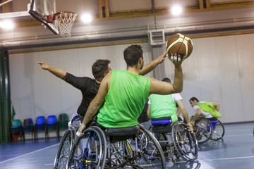 Obraz premium disabled sport men in action while playing indoor basketball